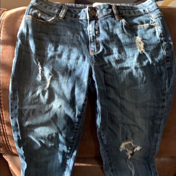 Distressed jeans - Picture 2 of 3
